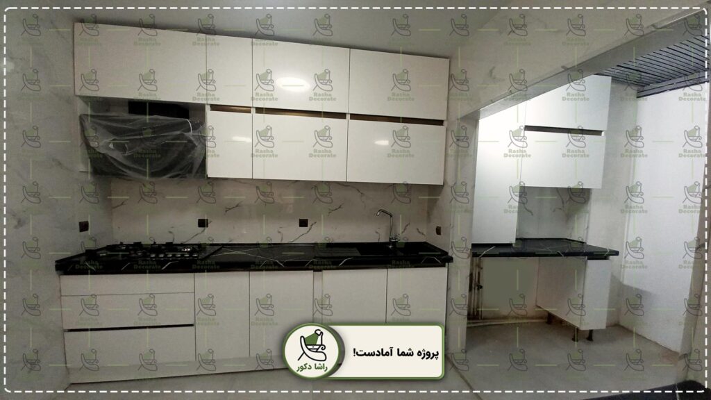 تصویر نهایی پروژه کابینت دکتر جعفری تصویر نهایی از پروژه کابینت های مینیمال با رنگ سفید و صفحه کابینتی طرح سنگ مشکی